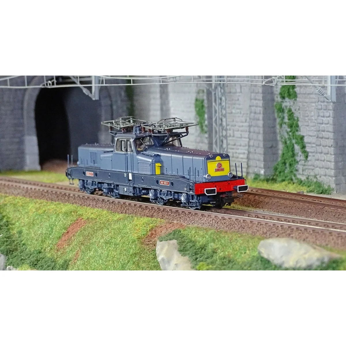 Jouef HJ2449 BB 12013 electric locomotive, SNCF, blue/yellow livery...