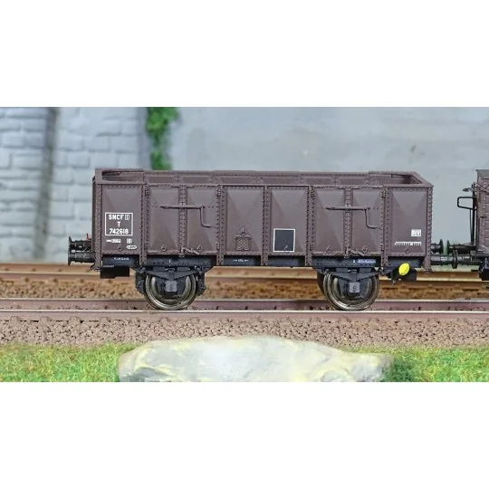 WB-832-Ree Modeles WB832 Set of 2 OCEM 19 tipper wagons, brown, sheet metal, with and without guard's cabin, SNCF