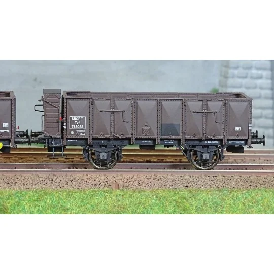 WB-832-Ree Modeles WB832 Set of 2 OCEM 19 tipper wagons, brown, sheet metal, with and without guard's cabin, SNCF