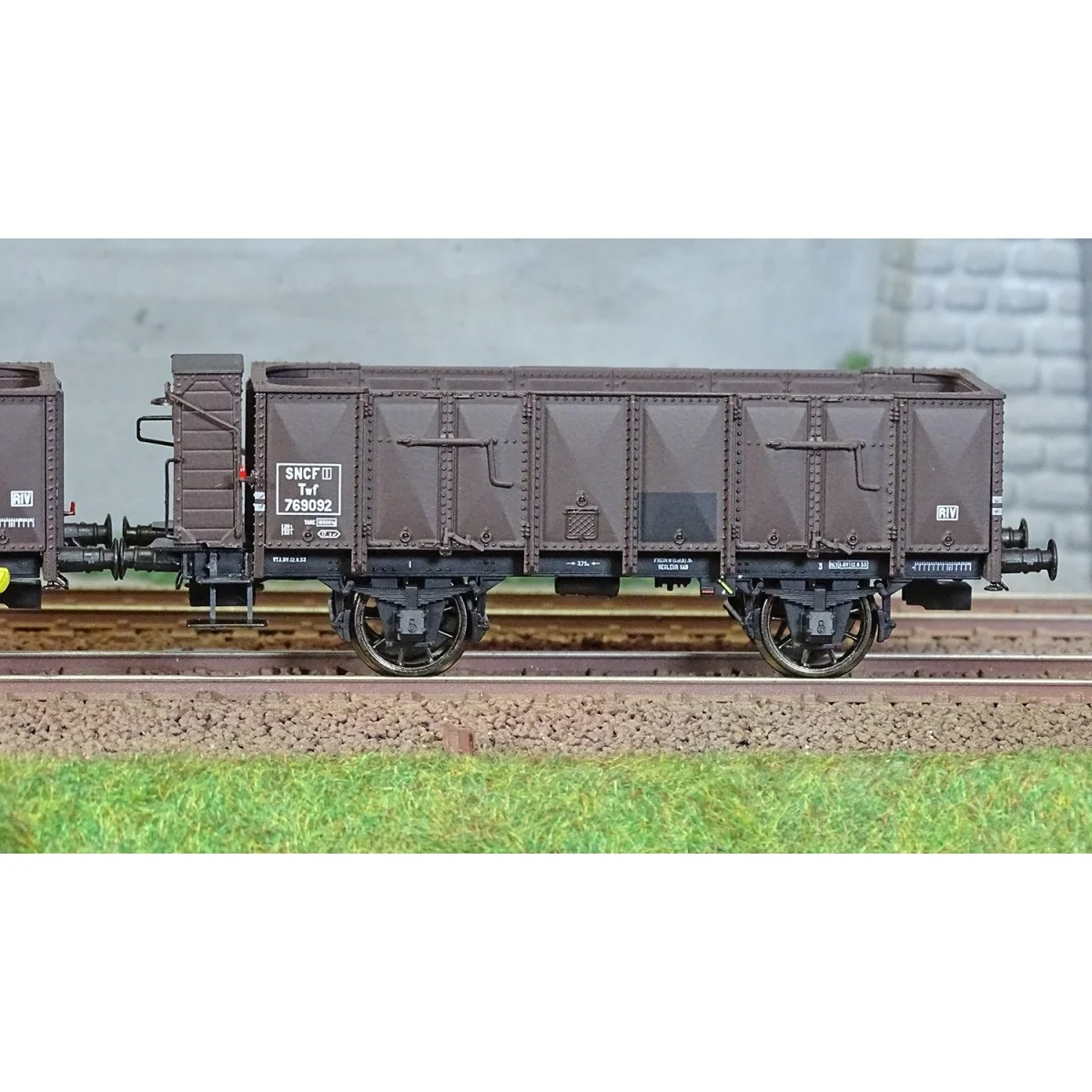 Ree Modeles WB832 Set of 2 OCEM 19 tipper wagons, brown, sheet meta...