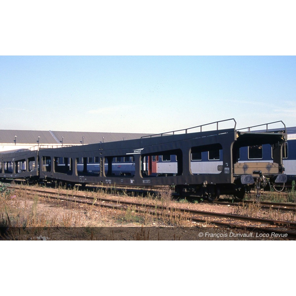 Jouef HJ4188 DD DEV 66 car transporter wagon, delivered in green wi...