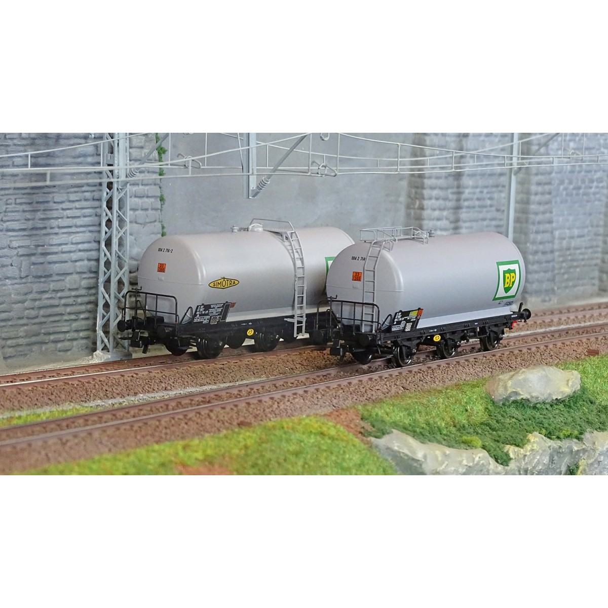Jouef HJ6247 Set of 2 three-axle tank wagons, BP, SNCF - HJ6247