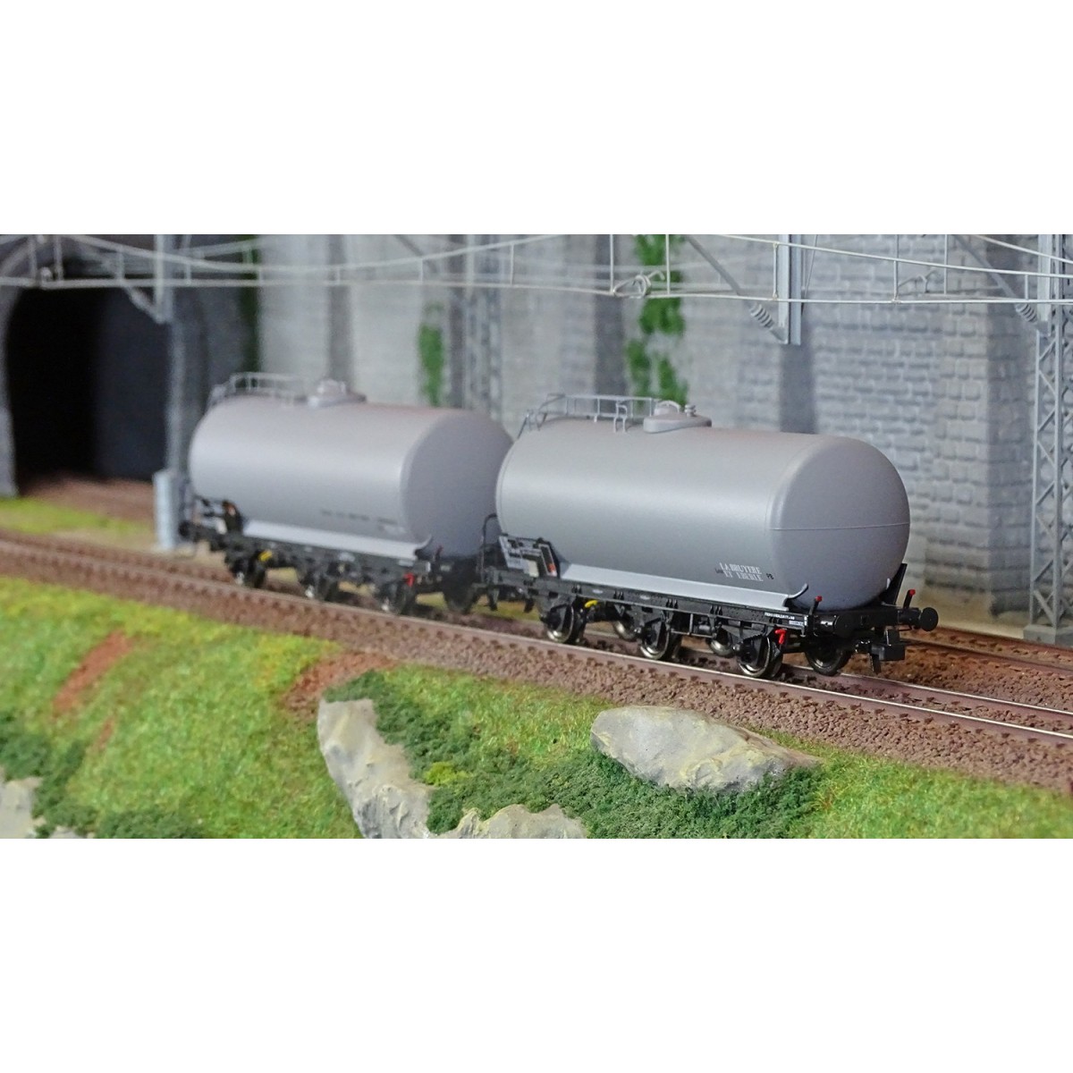 Jouef HJ6248 Set of 2 three-axle tank wagons, Europ Rail SGMF / Bru...
