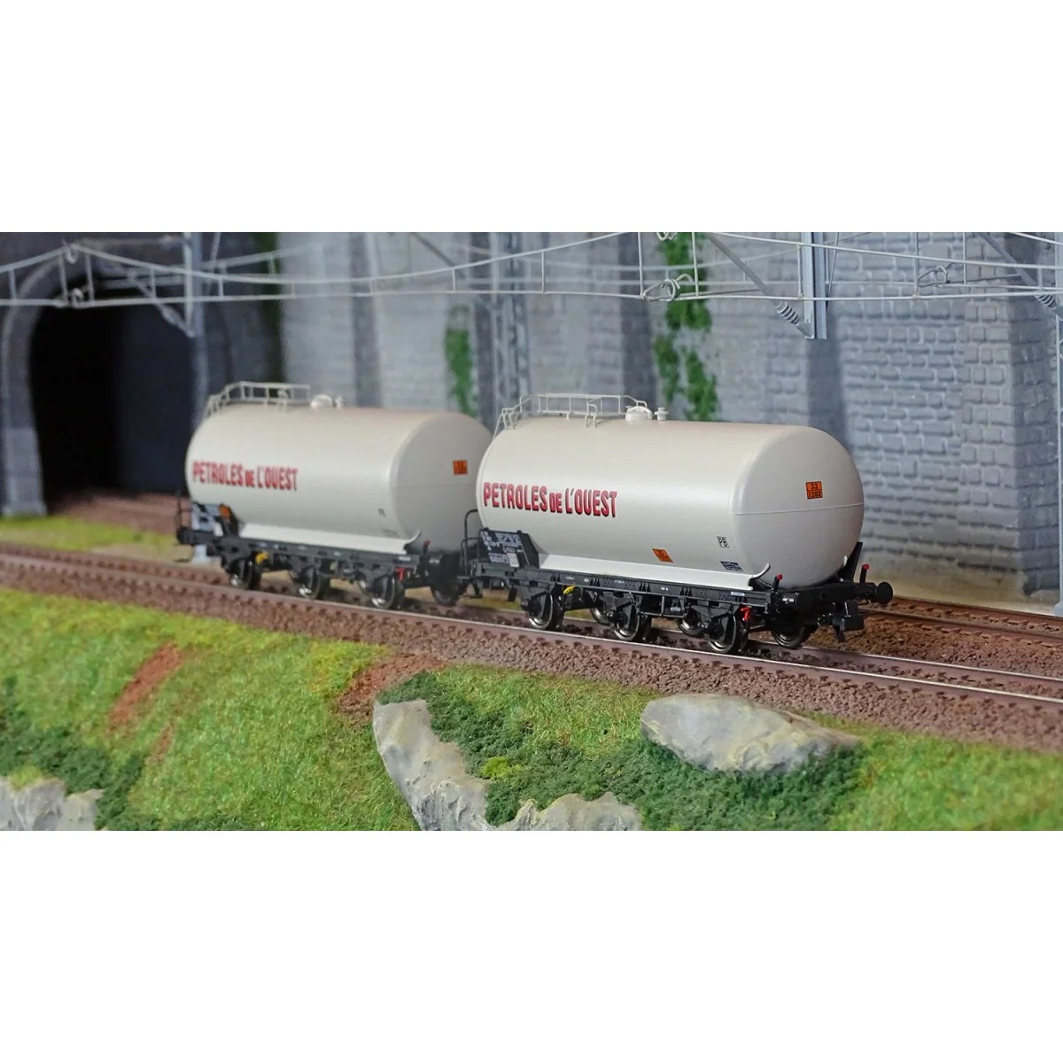 Jouef HJ6249 Set de 2 wagons citernes à 3 essieux, Petroles de L'Ouest, SNCF Jouef HJ6249 - 3