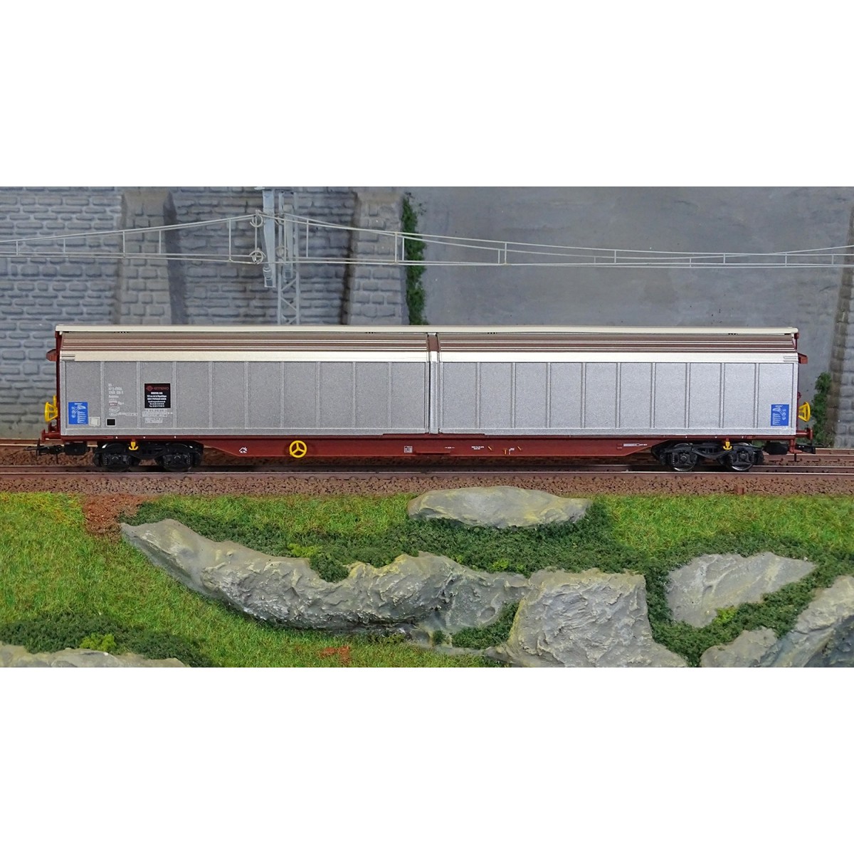 Jouef HJ6272 Covered wagon with sliding walls and Habbiss-type bogi...