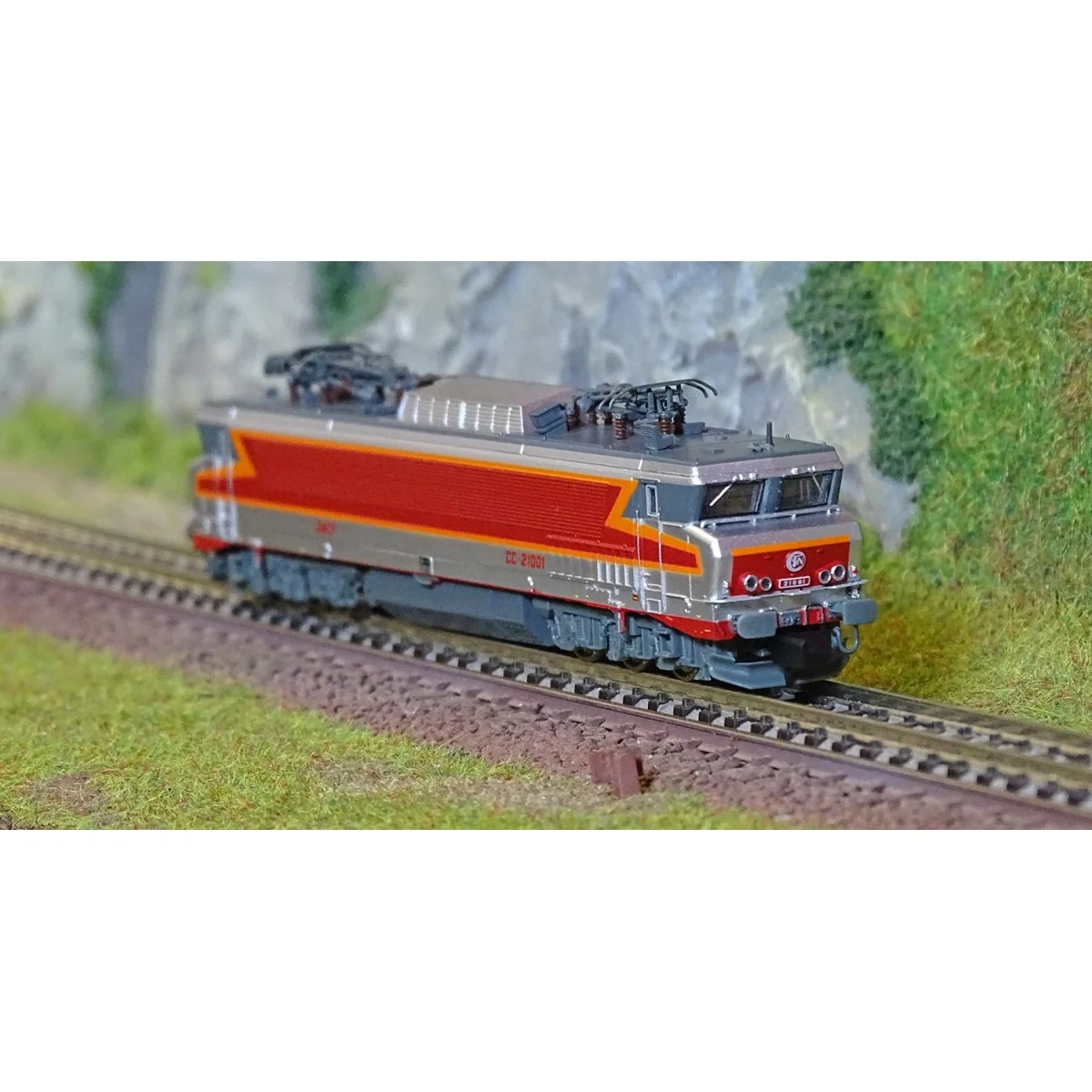 Arnold HN2585S CC 21001 electric locomotive, SNCF, silver livery, N...