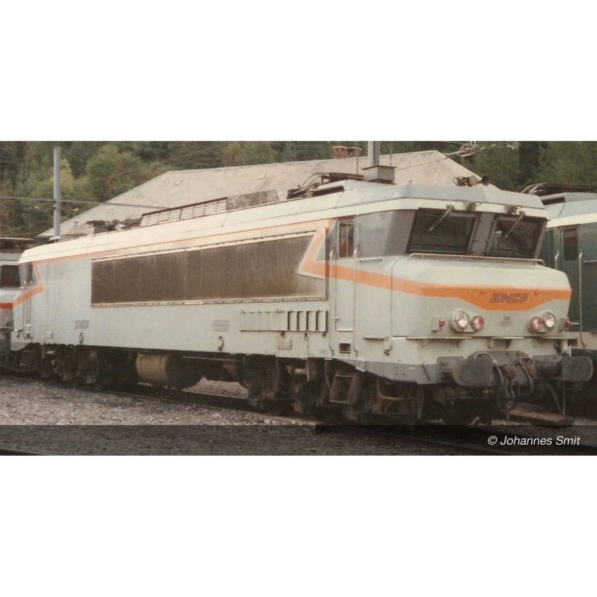 Arnold HN2588S CC 6512 electric locomotive, SNCF, Béton livery, N s...