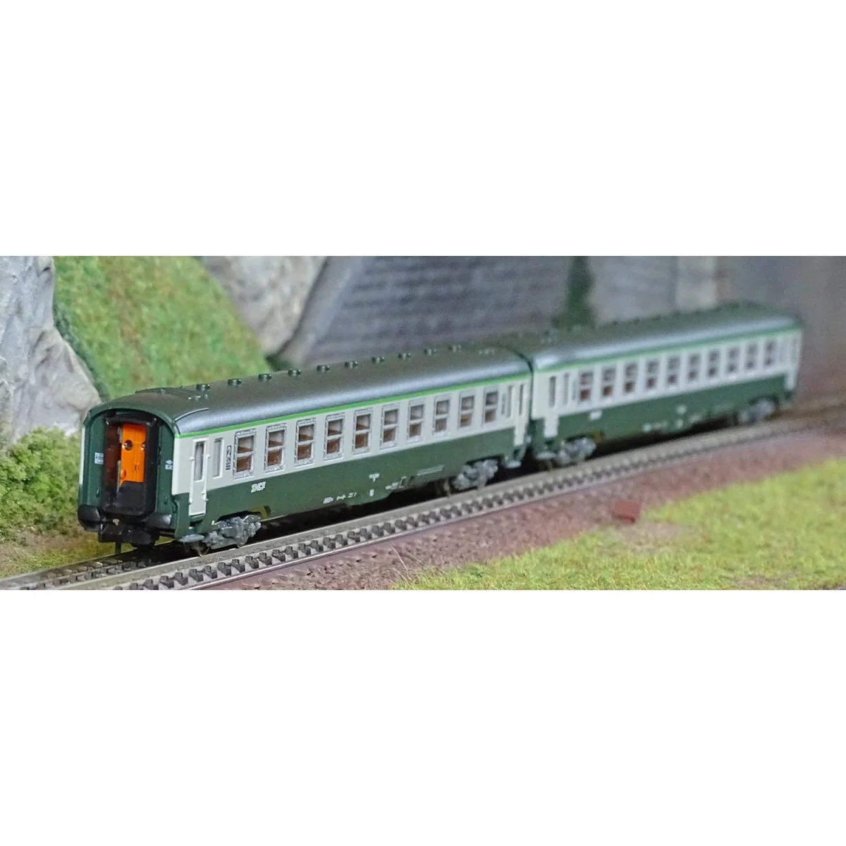 Arnold HN4449 Set of 2 DEV AO coaches, B10, green/grey livery, Noui...