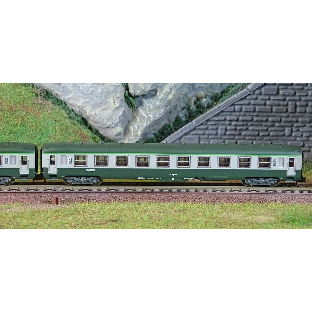 Arnold HN4449 Set of 2 DEV AO coaches, B10, green/grey livery, Noui...