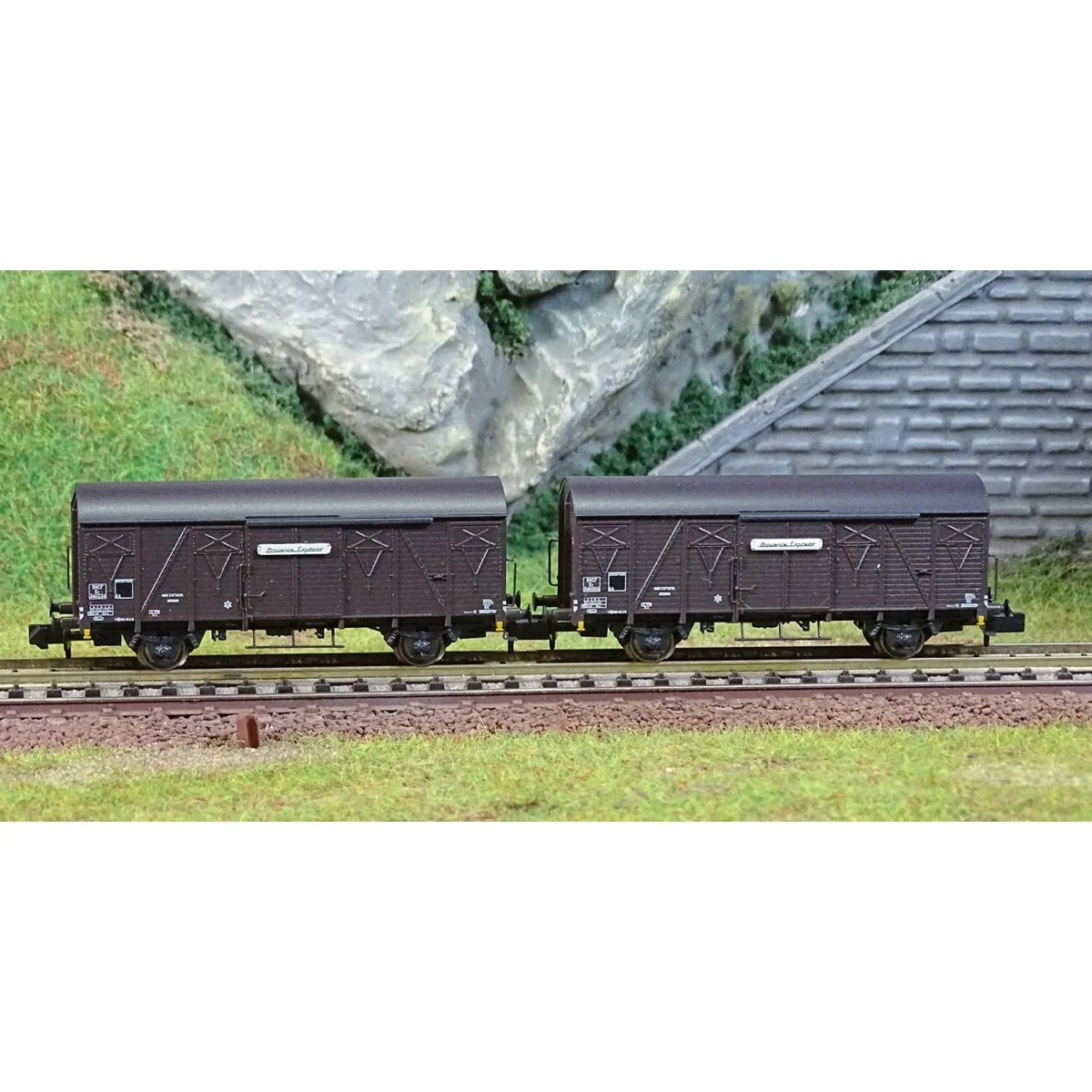 Arnold HN6571 Set of 2 covered wagons with Kv type axles, brown liv...