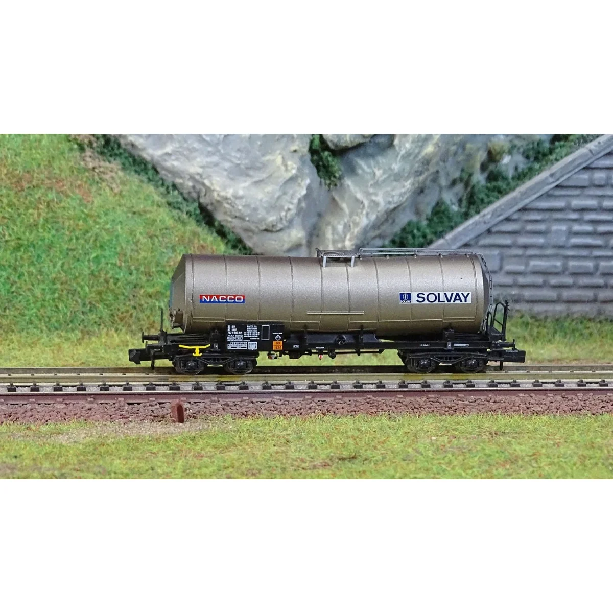Arnold HN6605 Bogie tank wagon, SNCF, Nacco/Solvay, N scale