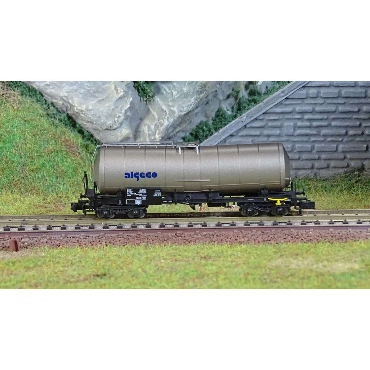 Arnold HN6606 Bogie Tank Wagon Uahs, SNCF, Algeco, N scale Arnold HN6606 Bogie Tank Wagon Uahs, SNCF, Algeco, N scale