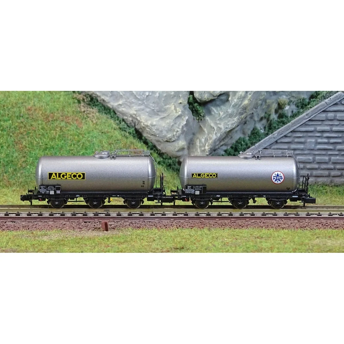 Arnold HN6607 Set of 2 three-axle tank wagons, SNCF, Algeco, N scal...