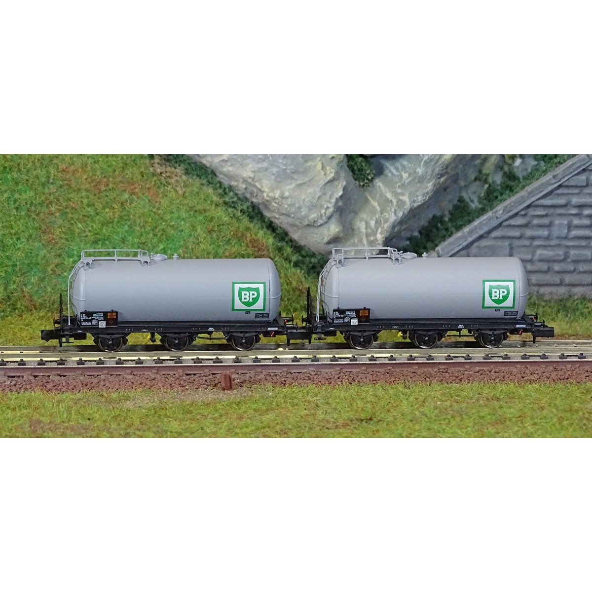 Arnold HN6608 Set of 2 three-axle tank wagons, SNCF, TOTAL, N scale...