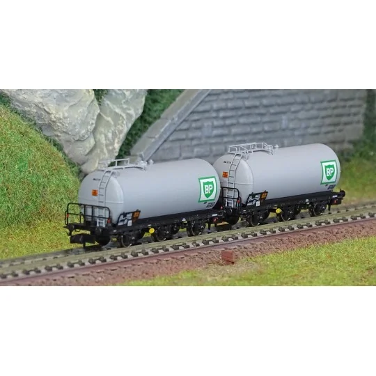 Arnold HN6608 Set of 2 three-axle tank wagons, SNCF, TOTAL, N scale HN6608-Arnold HN6608 Set of 2 three-axle tank wagons, SNCF, TOTAL, N scale