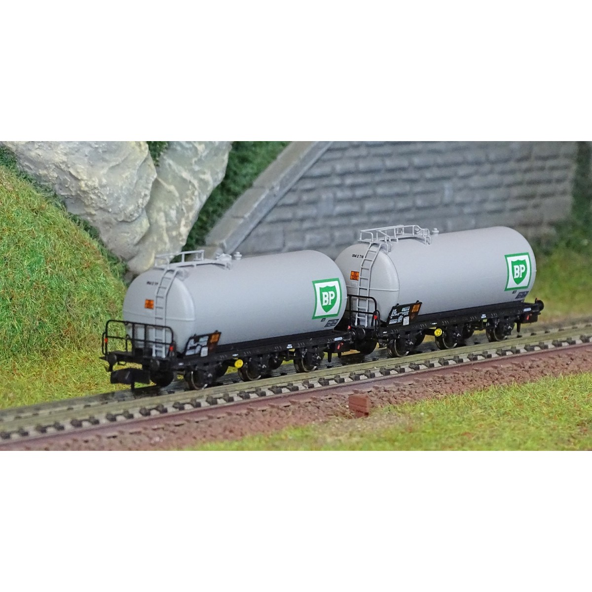 Arnold HN6608 Set of 2 three-axle tank wagons, SNCF, TOTAL, N scale...