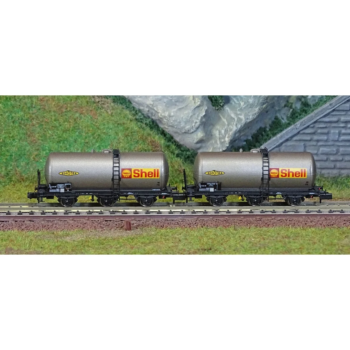 Arnold HN6609 Set of 2 three-axle tank wagons Uh, SNCF, Shell, N sc...