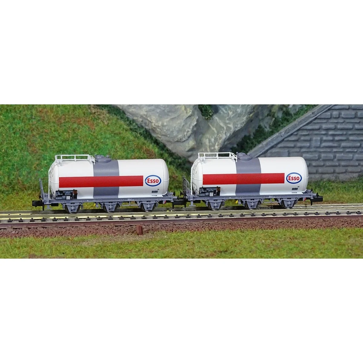 Arnold HN6610 Set of 2 three-axle tank wagons Uh, SNCF, Esso, N scale Arnold HN6610 Set of 2 three-axle tank wagons Uh, SNCF, Esso, N scale