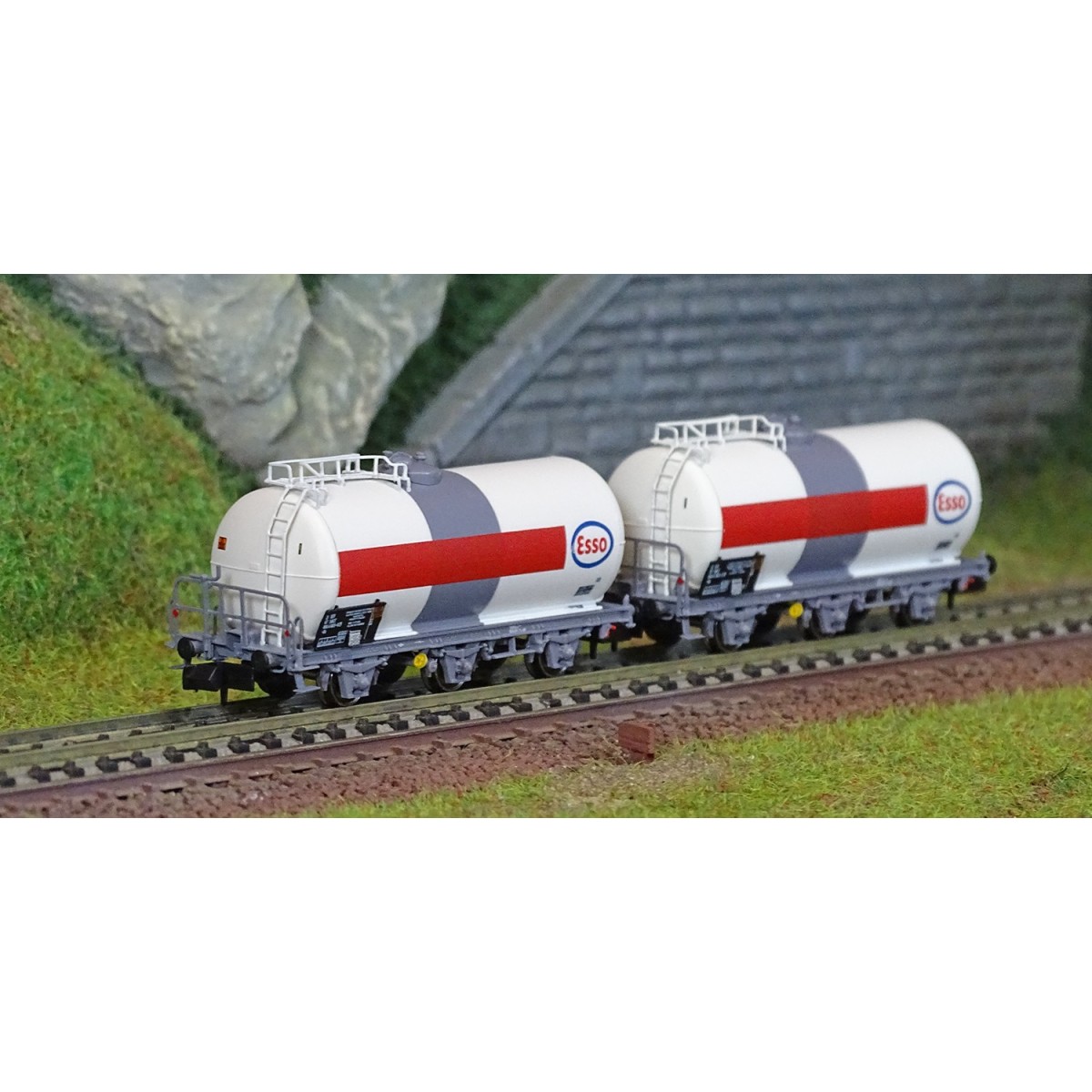 Arnold HN6610 Set of 2 three-axle tank wagons Uh, SNCF, Esso, N sca...