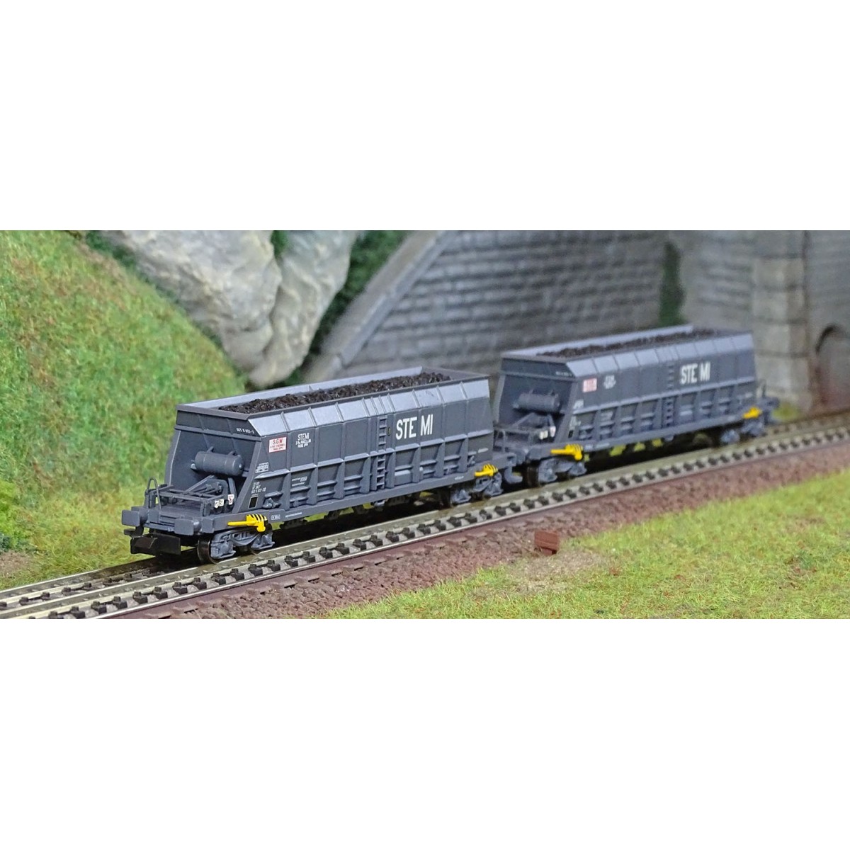 Arnold HN6615 Set of 2 Faoos bogie hopper wagons, coal transport, S...