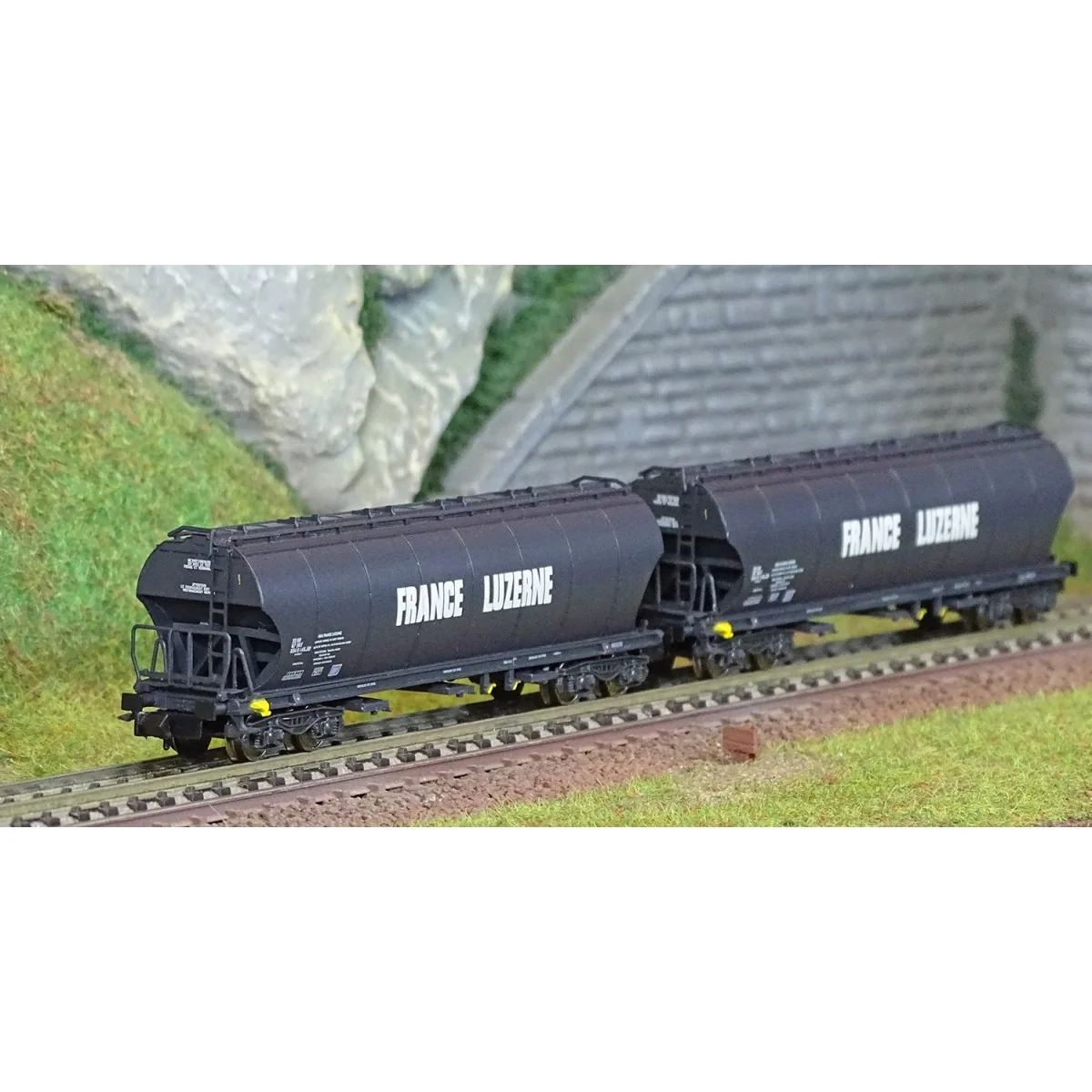 Arnold HN6619 Set of 2 round-sided bogie hopper wagons, grain trans...