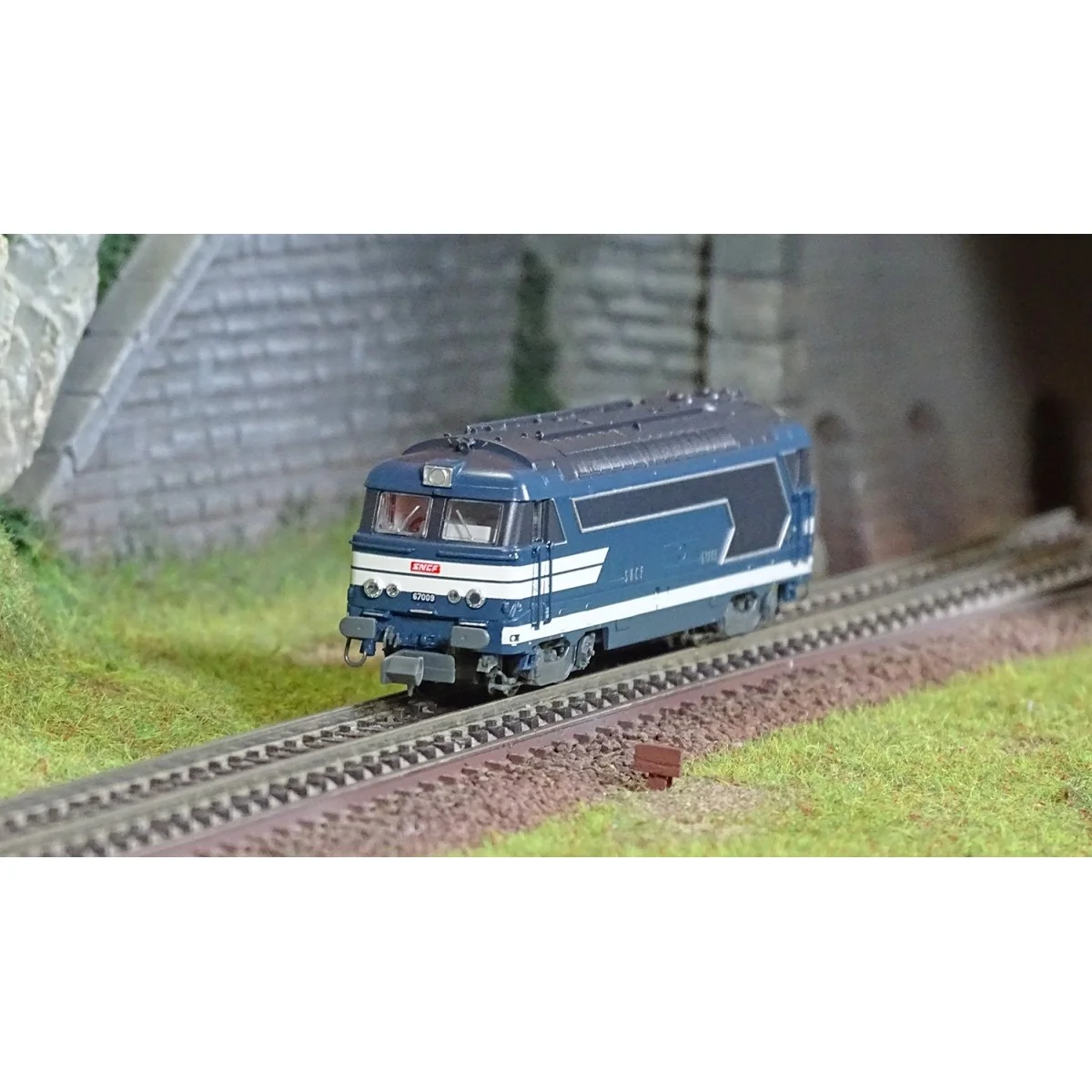 REE Modeles NW323 BB 67009 diesel locomotive, blue livery with plat...