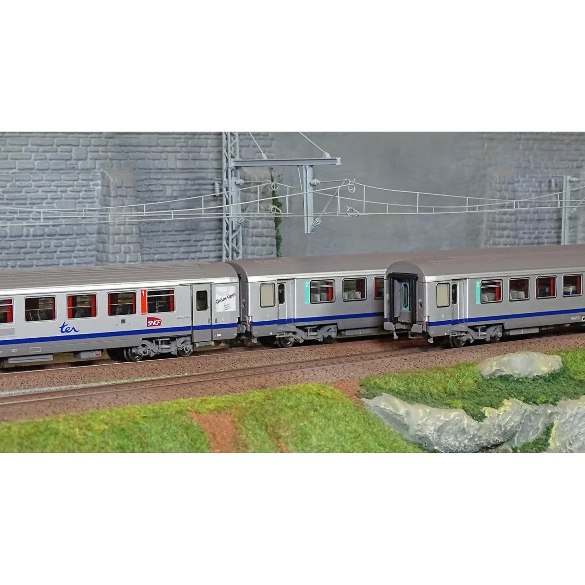 LS Models 41202 Set of 3 VTU A5B5/B10/B10 coaches, TER Rhone-Alpes ...