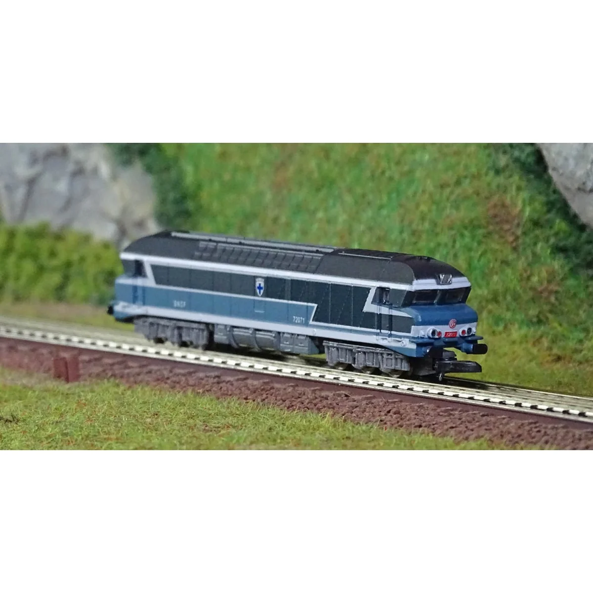 Azar L02-BL1A CC 72071 diesel locomotive, SNCF, blue livery, Z scal...