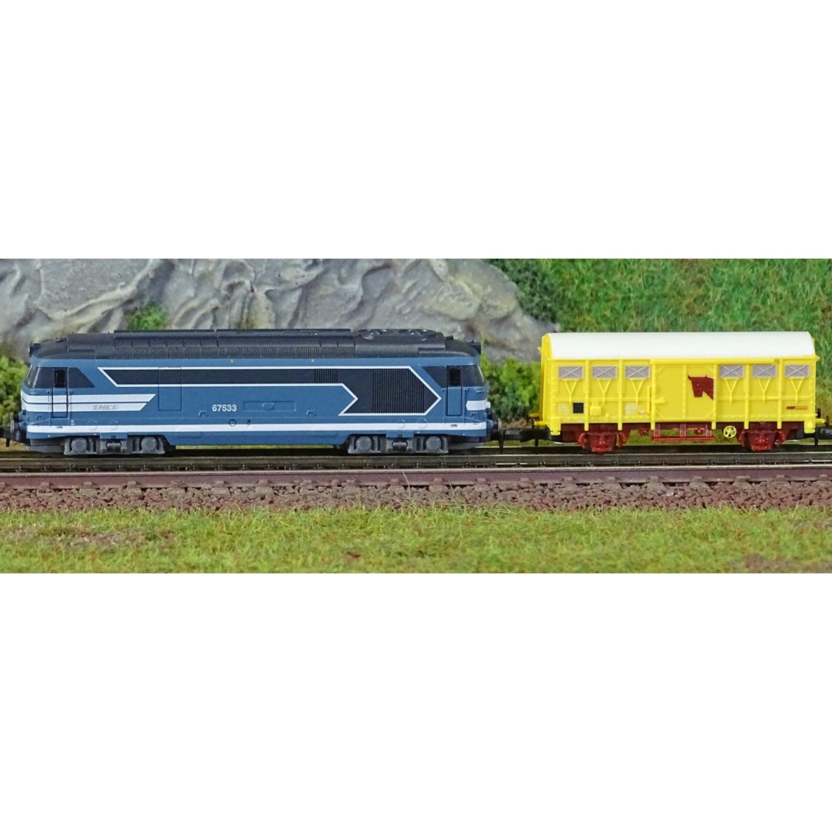 Azar AZP01 Freight Train Starter Set, SNCF Blue BB 67400 Locomotive...
