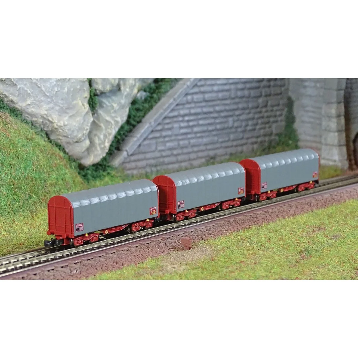 Azar W03-SL3 Set of 3 short covered wagons with SHIMMS-type bogies,... Azar W03-SL3 Set of 3 short covered wagons with SHIMMS-type bogies,...