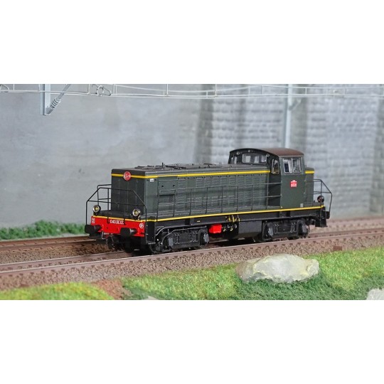 R37_HO41033-R37 HO41033 Locomotive diesel 040 DE 132, SNCF, livrée verte et bandes oranges, dépôt La Plaine