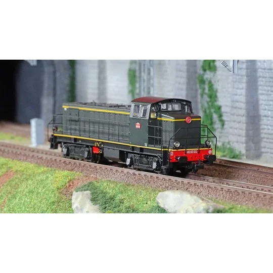 R37_HO41033-R37 HO41033 040 DE 132 diesel locomotive, SNCF, green livery with orange stripes, La Plaine depot