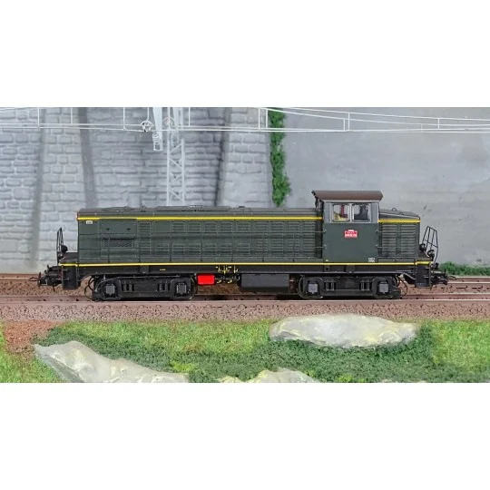 R37_HO41033-R37 HO41033 040 DE 132 diesel locomotive, SNCF, green livery with orange stripes, La Plaine depot