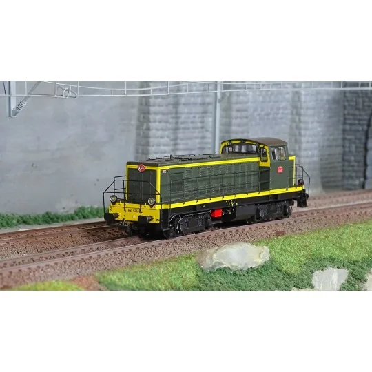 R37_HO41034-R37 HO41034 BB 63137 diesel locomotive, SNCF, green livery with yellow stripes, La Plaine depot