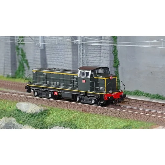 R37_HO41104DS-R37 HO41104DS 040 DE 704 diesel locomotive, SNCF, green livery with orange stripes, Noisy depot, digital sound system