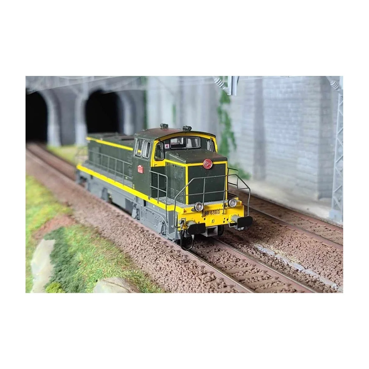 R37 HO41108DS Locomotive diesel BB 63818 UM, SNCF, livrée verte et bandes jaunes, Vénissieux, digital sonorisée - RECONDITIONNE 
