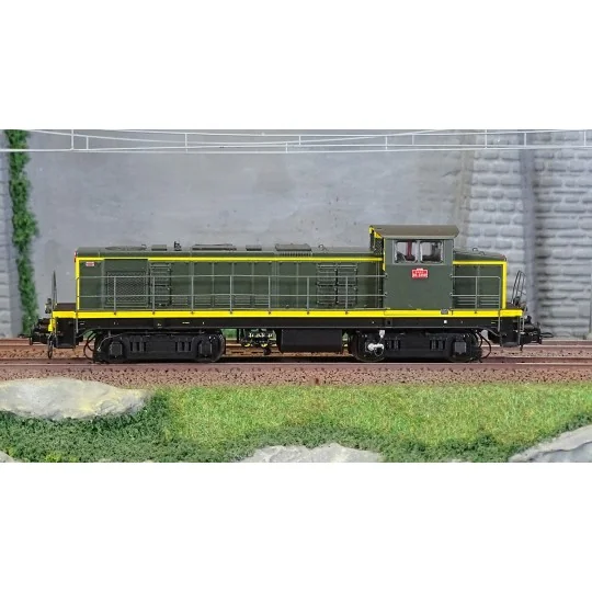 R37_HO41111-R37 HO41111 BB63901 1.5kV diesel locomotive, SNCF, green livery with yellow stripes, La Plaine depot