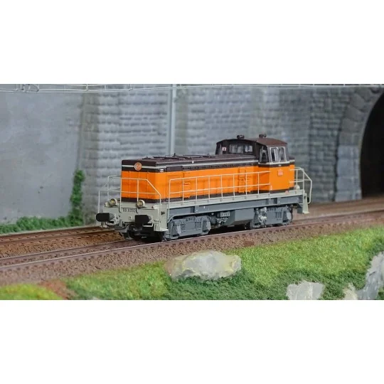 R37_HO41112-R37 HO41112 SNCF BB 63926 diesel locomotive, Orange livery, Villeneuve depot