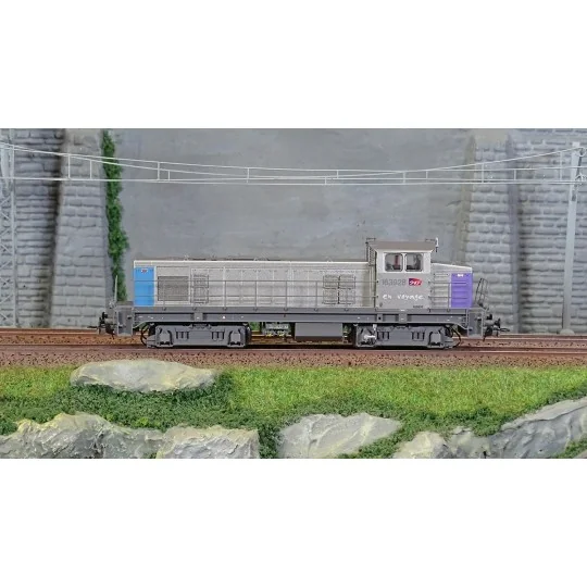 R37_HO41113DS-R37 HO41113DS Locomotive diesel BB 63928, SNCF, livrée En Voyage, dépôt Villeneuve, digital sonorisée