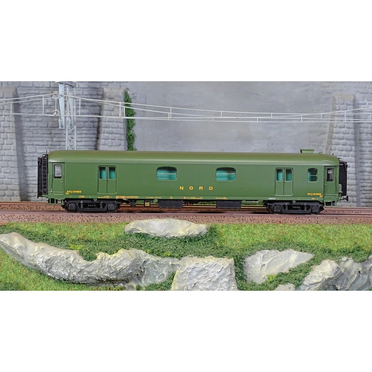Ls Models 31203 Van Dd4yi, NORTH, green, black chassis, green roof,...
