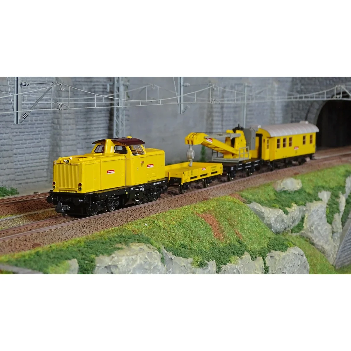 Roco 5100002 Starter set of a Class 212 diesel locomotive with a cr...
