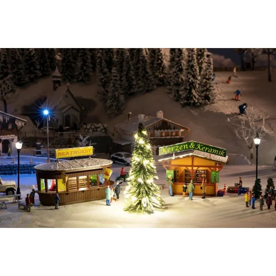 Faller 134002 Maquette, 2 Stands de marché de Noël avec sapin illuminé Faller Faller_134002 - 1 Faller_134002-Maquette, 2 Stands de marché de Noël avec sapin illuminé - Faller 134002