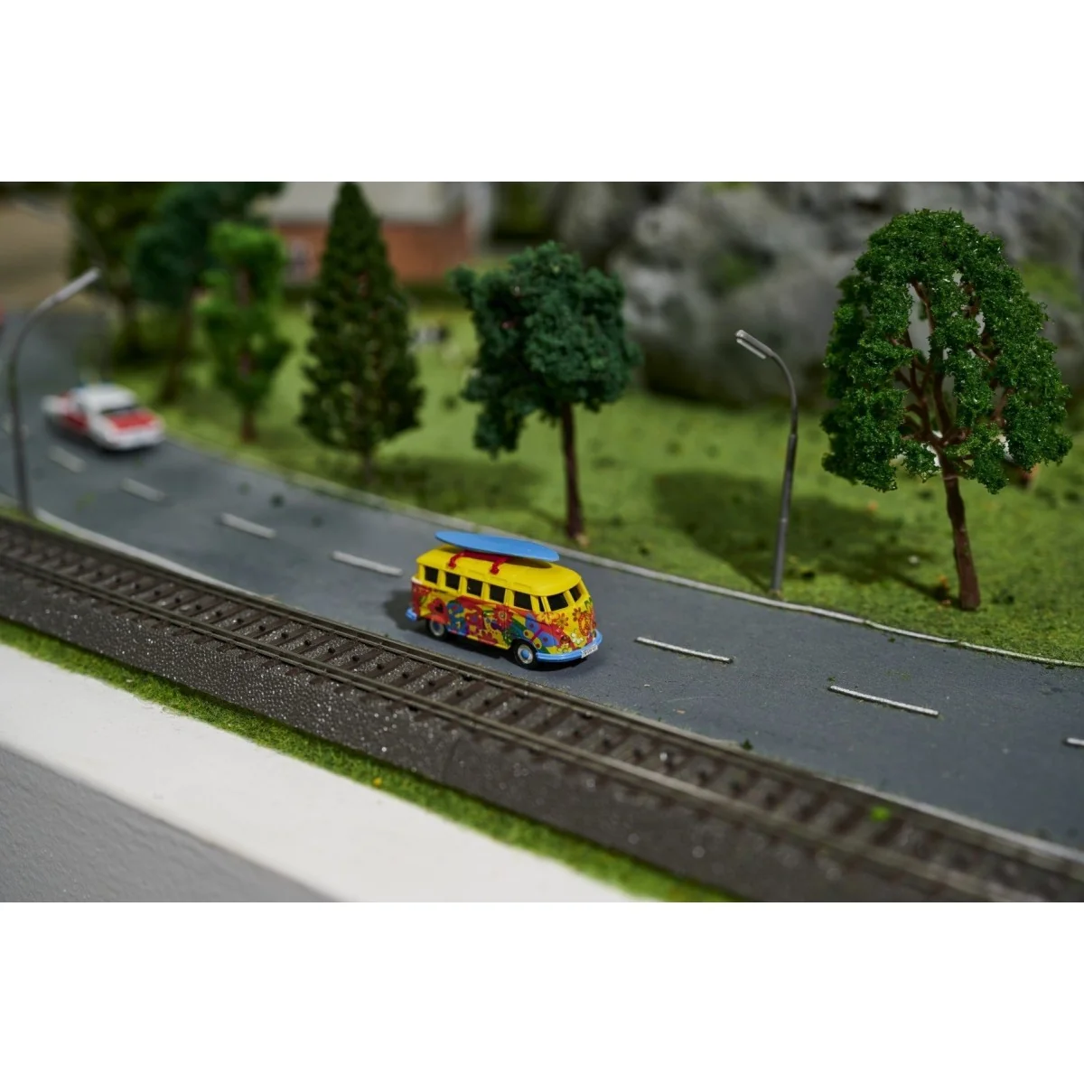 Volkswagen T1 Flower Power 2.4GHz RTR Bus 1/87 Carson