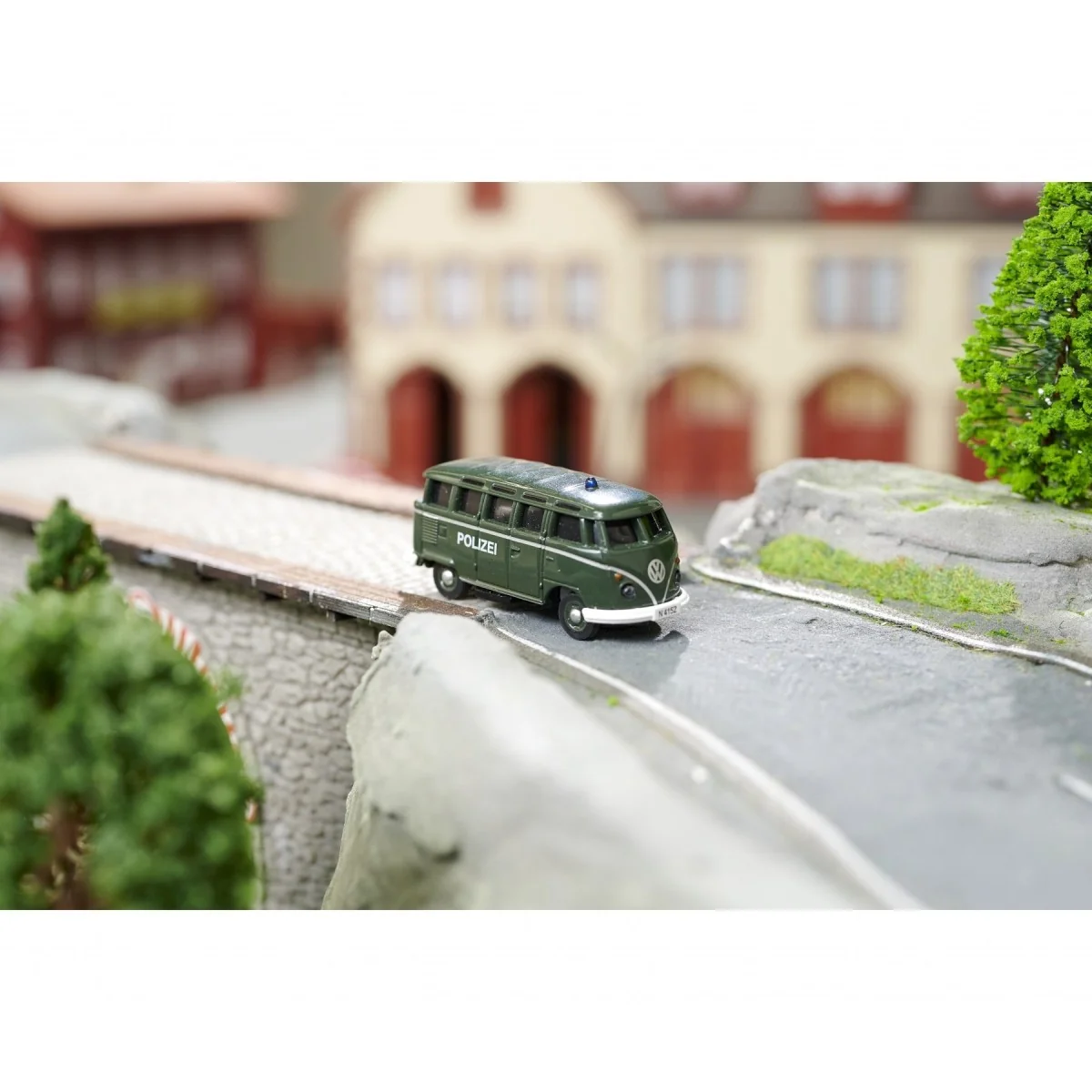 Set of 2 Volkswagen T1 Police and Ambulance Buses 2.4GHz RTR 1/87 C...