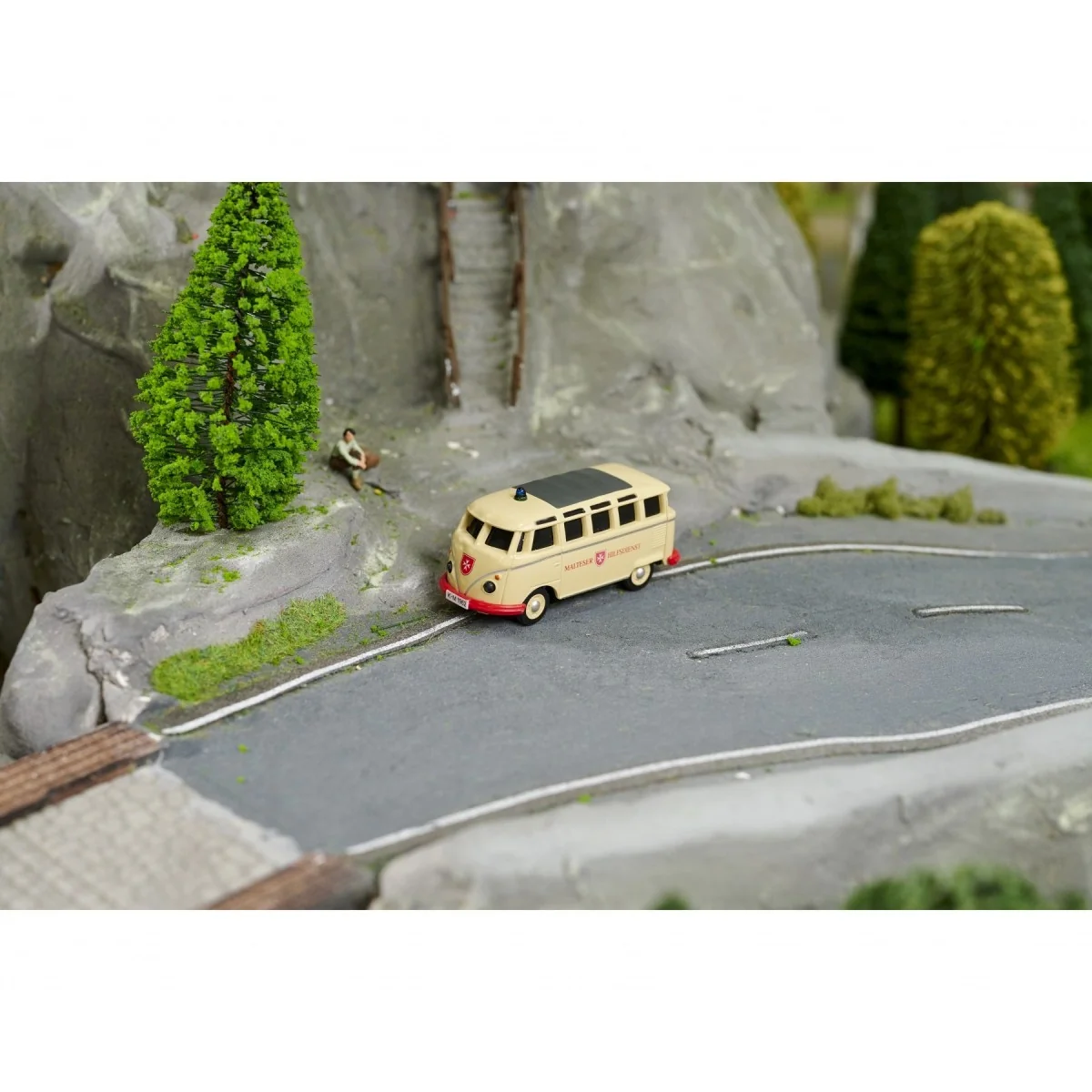Set of 2 Volkswagen T1 Police and Ambulance Buses 2.4GHz RTR 1/87 C...