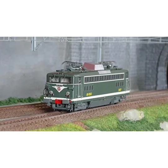 R37_HO41073-R37 HO41073 BB 8552 electric locomotive, SNCF, green, Les Aubrais