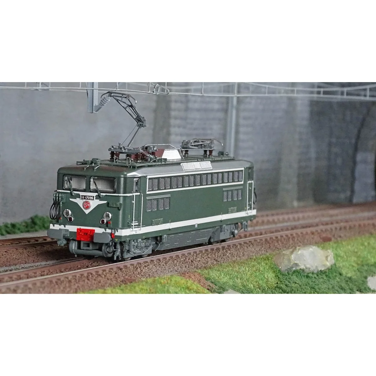 R37 HO41084 Locomotive électrique BB 17096, SNCF, verte, Lens Rail 37 - R37 R37_HO41084 - 1 R37 HO41084 Locomotive électrique BB 17096, SNCF, verte, Lens Rail 37 - R37 R37_HO41084 - 1
