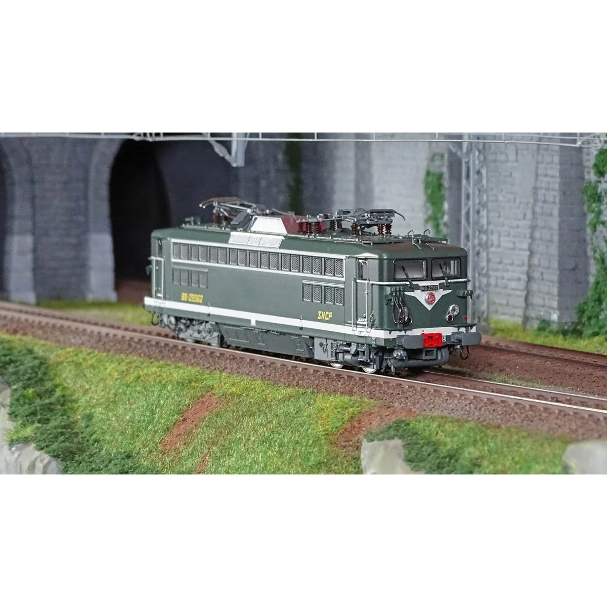 R37 HO41086 Electric locomotive BB 25562, SNCF, green, SAGEM buffer... R37 HO41086 Electric locomotive BB 25562, SNCF, green, SAGEM buffer...
