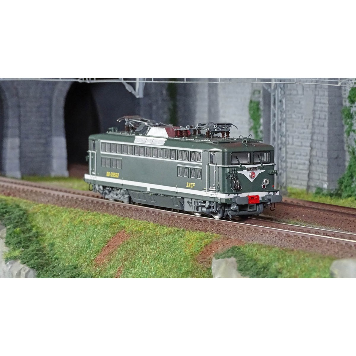 R37 HO41086 Electric locomotive BB 25562, SNCF, green, SAGEM buffer...
