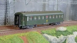 Models Word 40934 OCEM RA coaches, B9, green 301, grey chassis, UIC...